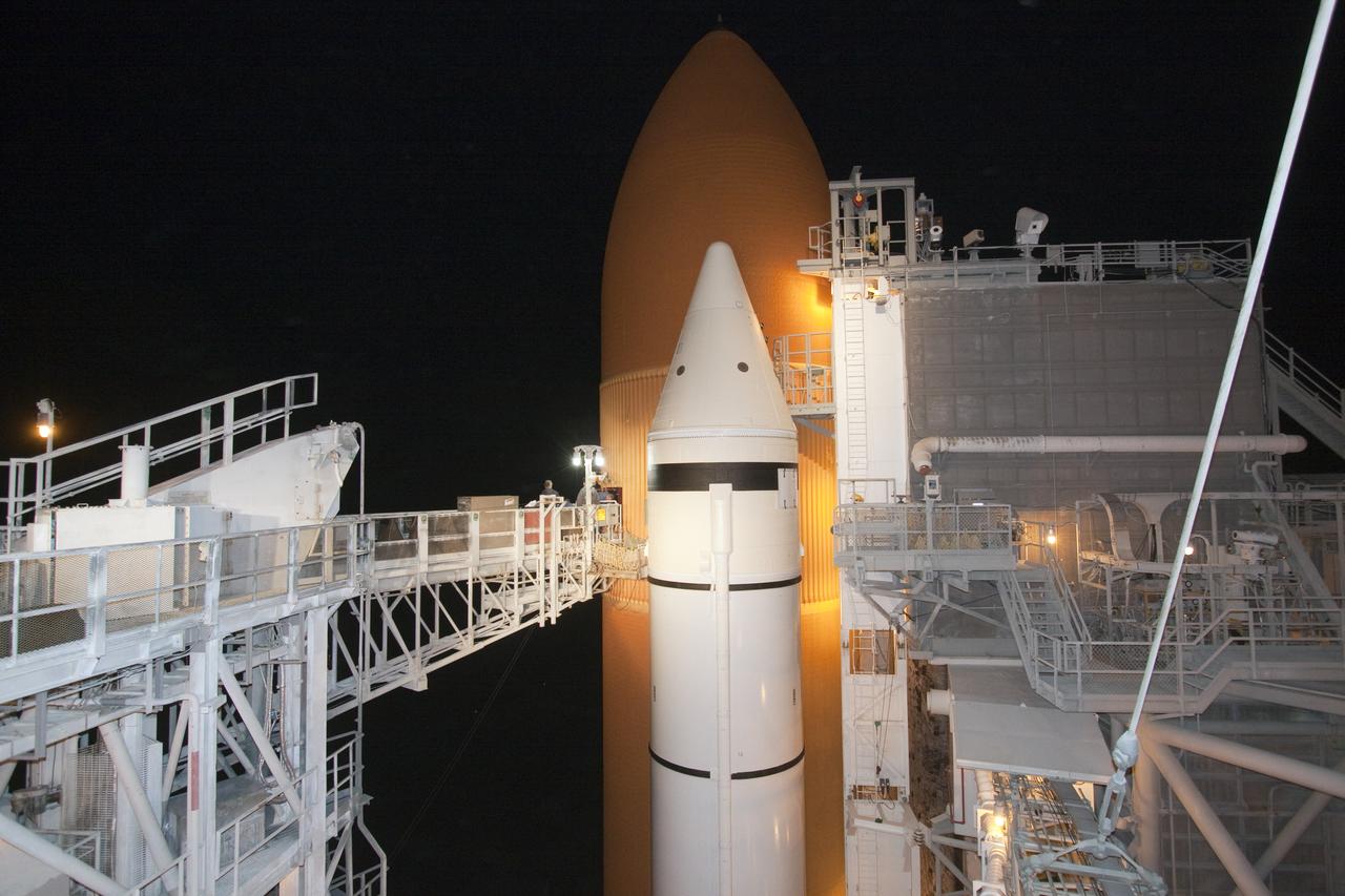 STS-133 DISCOVERY ET INNERTANK DOOR & ACCESS KIT INSTALLATION - ET-137