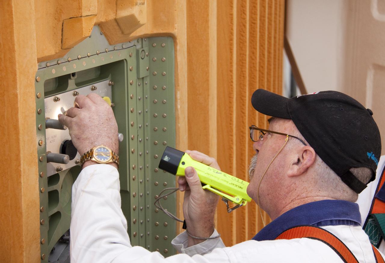 STS-133 DISCOVERY - ET-137 GUCP PLATE INSTALLATION