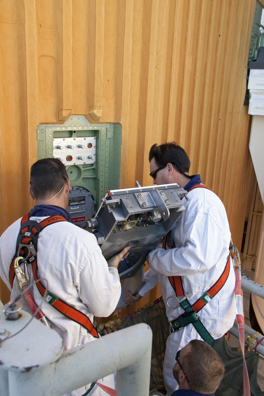 STS-133 DISCOVERY - ET-137 GUCP PLATE INSTALLATION