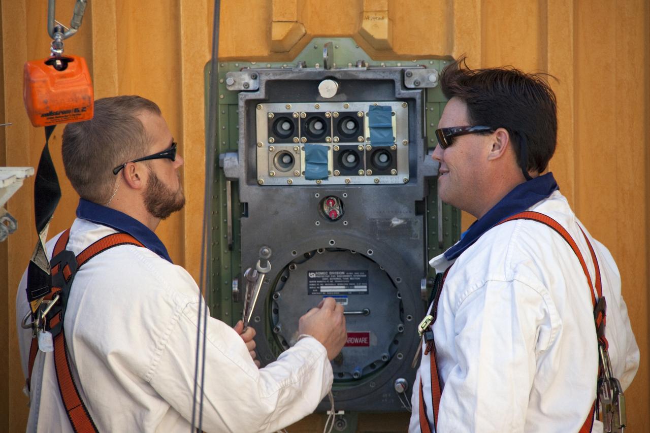 STS-133 DISCOVERY - ET-137 GUCP PLATE INSTALLATION