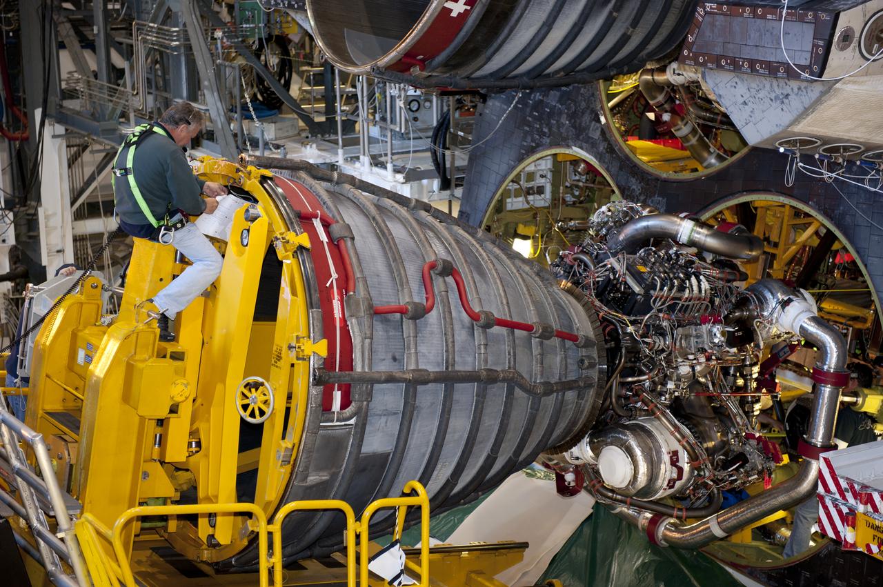 STS-335 STS-135 ATLANTIS ENGINE-2 INSTALLATION