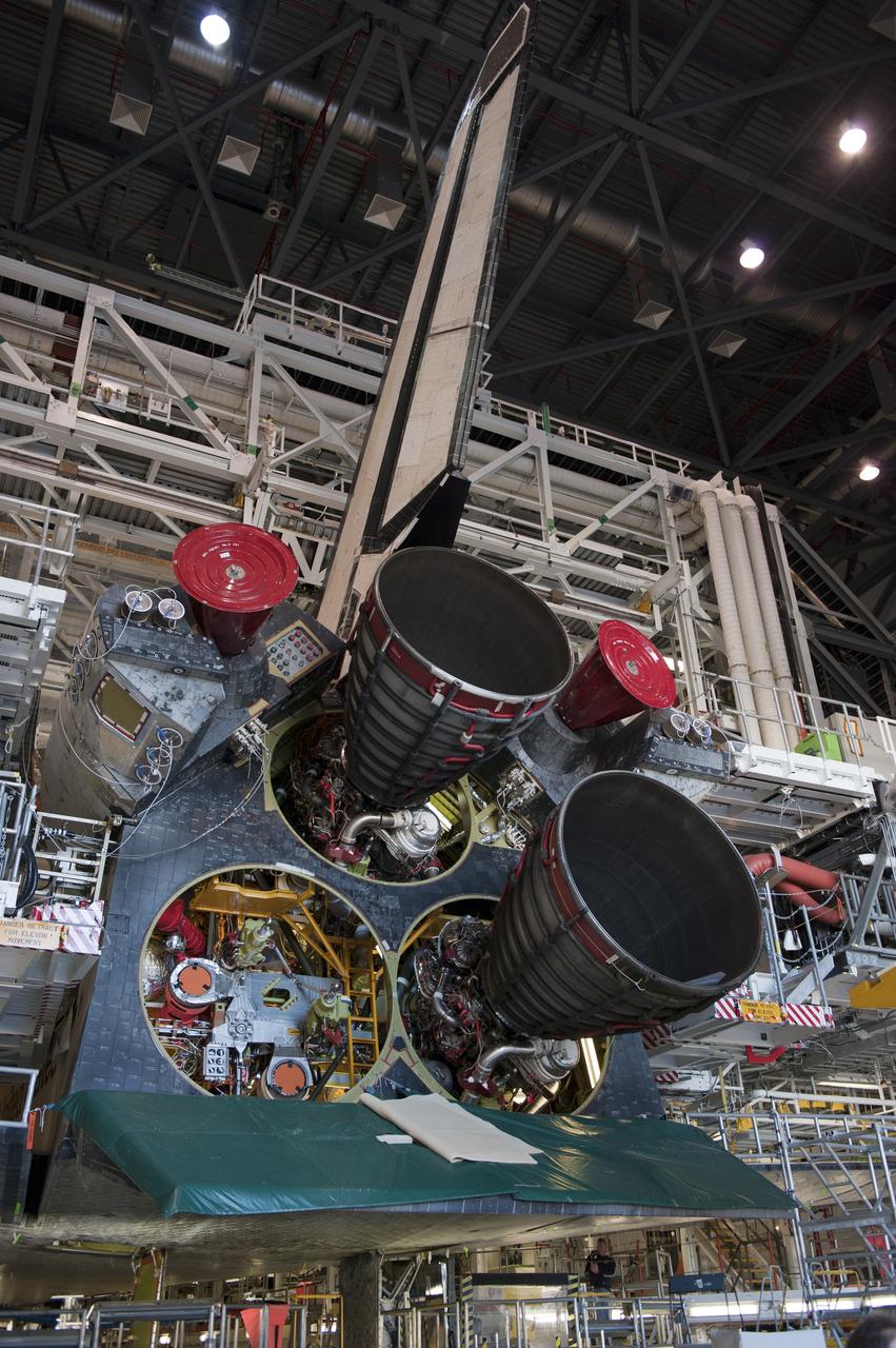STS-335 STS-135 ATLANTIS ENGINE-2 INSTALLATION