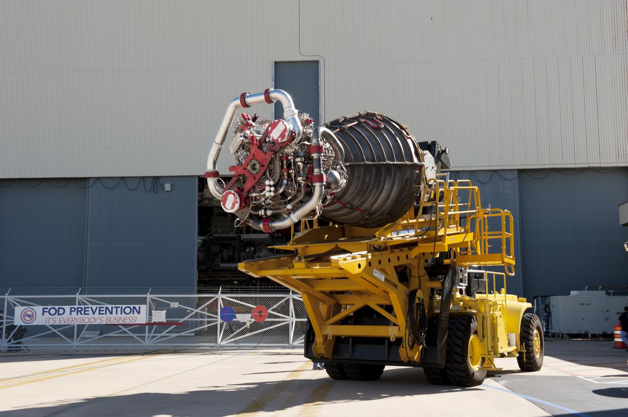 STS-335 STS-135 ATLANTIS ENGINE#3 (LAST) MOVED FROM ENGINE SHOP TO OPF-1
