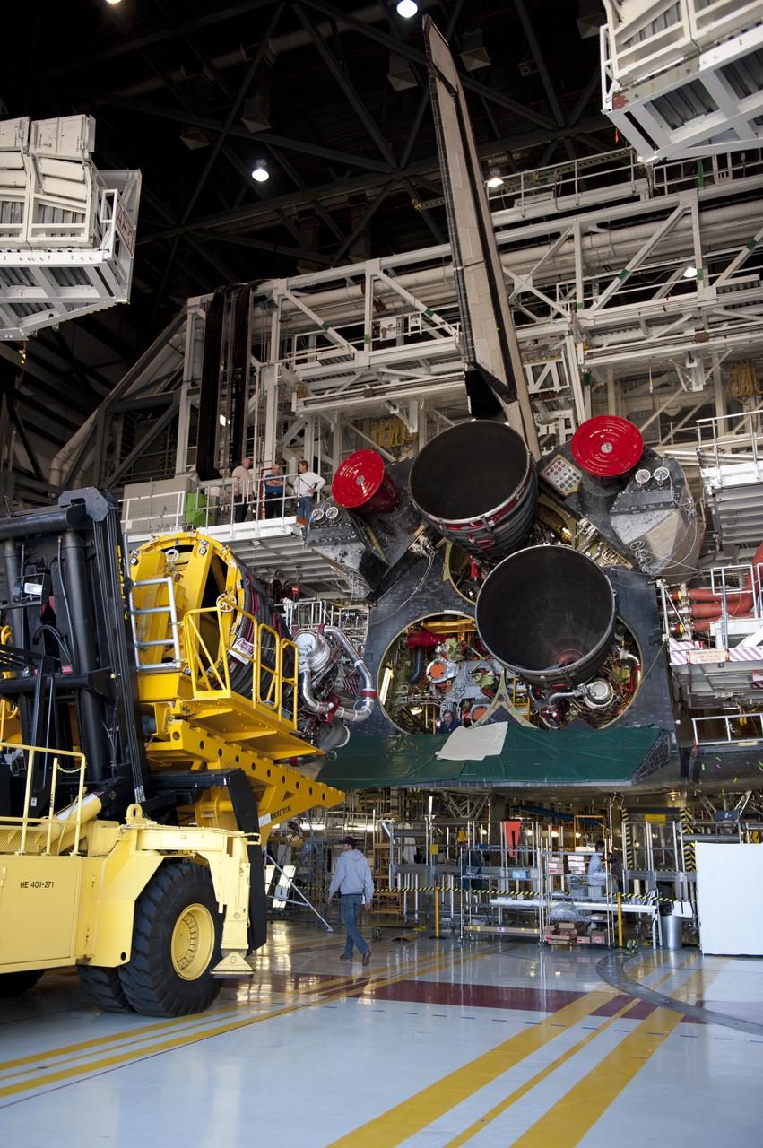 STS-335 STS-135 ATLANTIS ENGINE#3 (LAST) MOVED FROM ENGINE SHOP TO OPF-1