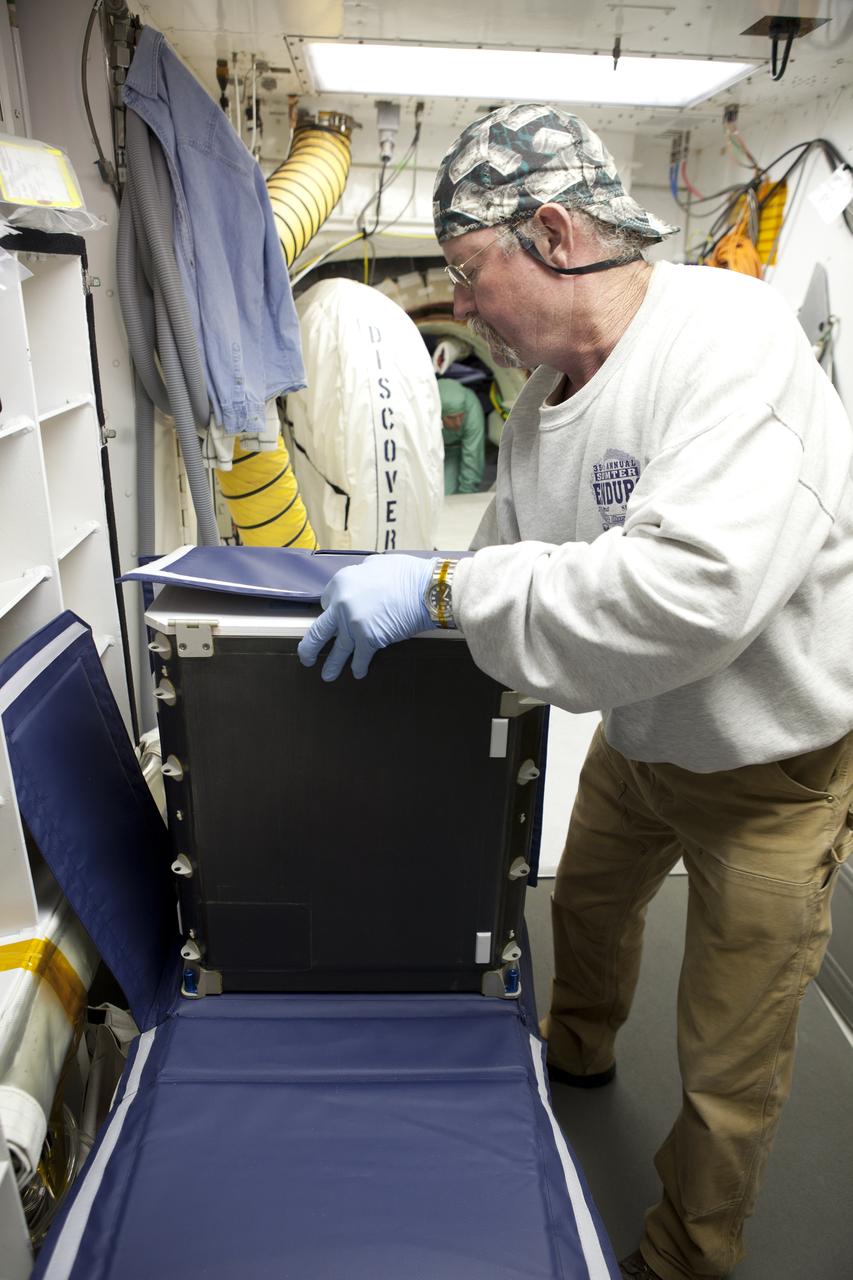 STS-133 DISCOVERY - HARDWARE REMOVAL FROM ORBITER IN WHITE ROOM - ET FOAM REPAIR PREPS WITH TENTS