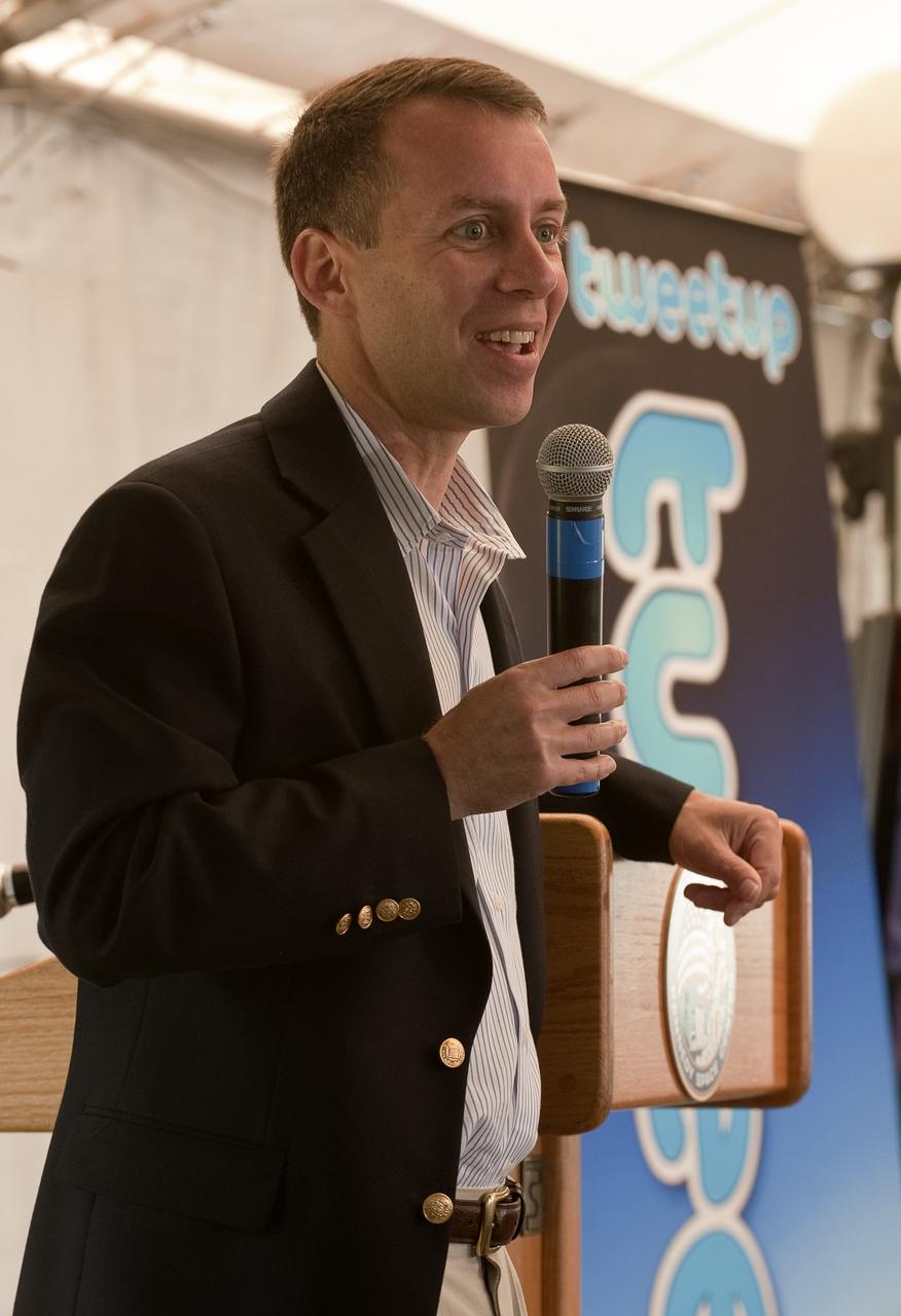 Robert D. Braun, NASA Chief Technologist at NASA Headquarters, speaks to participants at the two-day STS-132 Launch Tweetup at Kennedy Space Center, Thursday, May 13, 2010, in Cape Canaveral, Fla.  NASA Twitter followers in attendance will have the opportunity to take a tour of NASA's Kennedy Space Center, view the space shuttle launch and speak with shuttle technicians, engineers, astronauts and managers. Photo Credit: (NASA/Paul E. Alers)