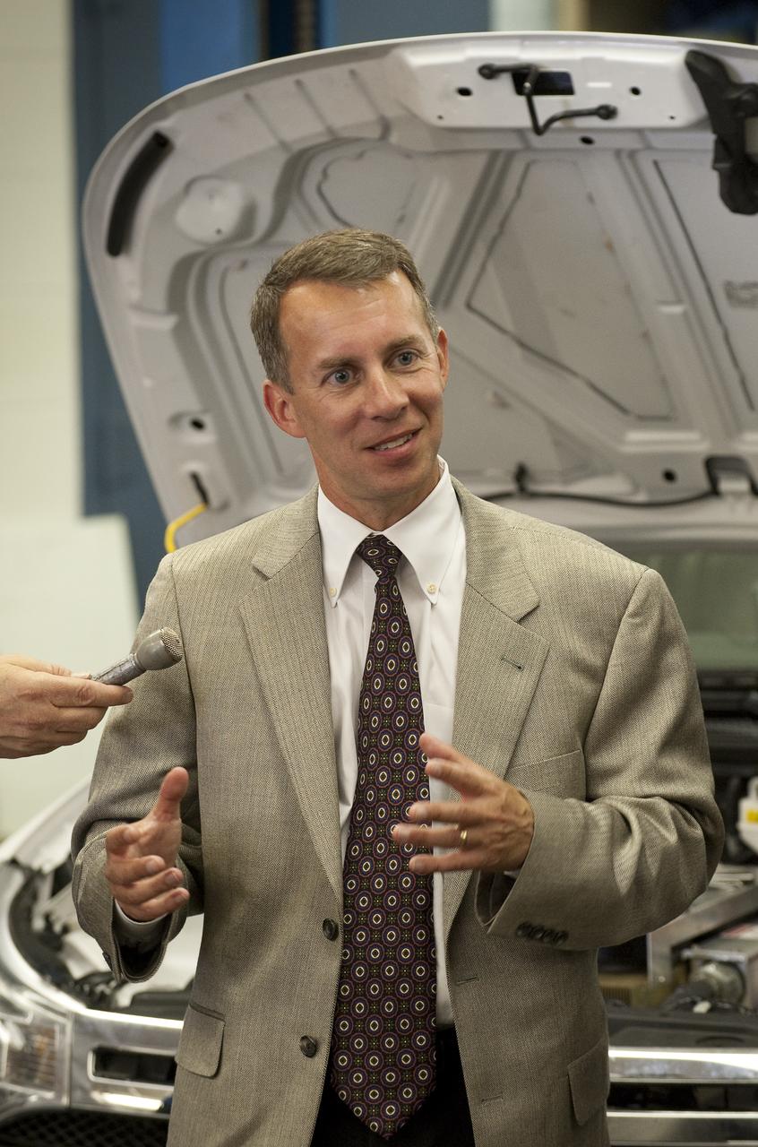 NASA Chief Technologist Bobby Braun talks with student members of the West Philly Hybrid X Team at West Philadelphia High School in Philadelphia, Monday, June 7, 2010.  The prize-winning West Philly Hybrid X Team has drawn international recognition as the only high school among 22 finalists in the Progressive Insurance Automotive X Prize (PIAXP) competition to develop cars that achieve over 100 MPG.  Photo Credit: (NASA/Bill Ingalls)