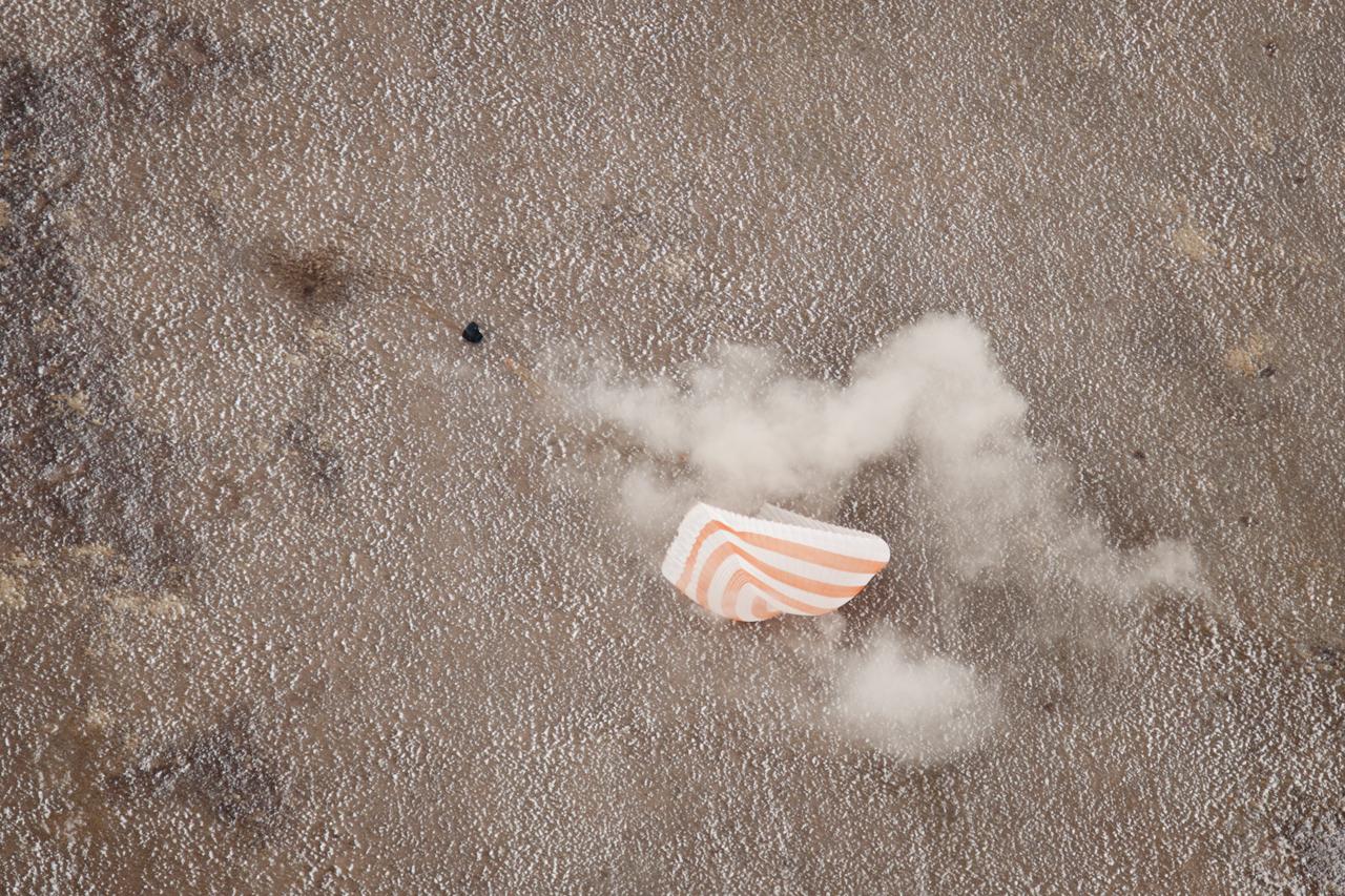 The Soyuz TMA-19 spacecraft with Expedition 25 Commander Doug Wheelock and Flight Engineers Shannon Walker and Fyodor Yurchikhin touches down near the town of Arkalyk, Kazakhstan on Friday, Nov. 26, 2010.  Russian Cosmonaut Yurchikhin and NASA Astronauts Wheelock and Walker, are returning from nearly six months onboard the International Space Station where they served as members of the Expedition 24 and 25 crews. Photo Credit: (NASA/Bill Ingalls)