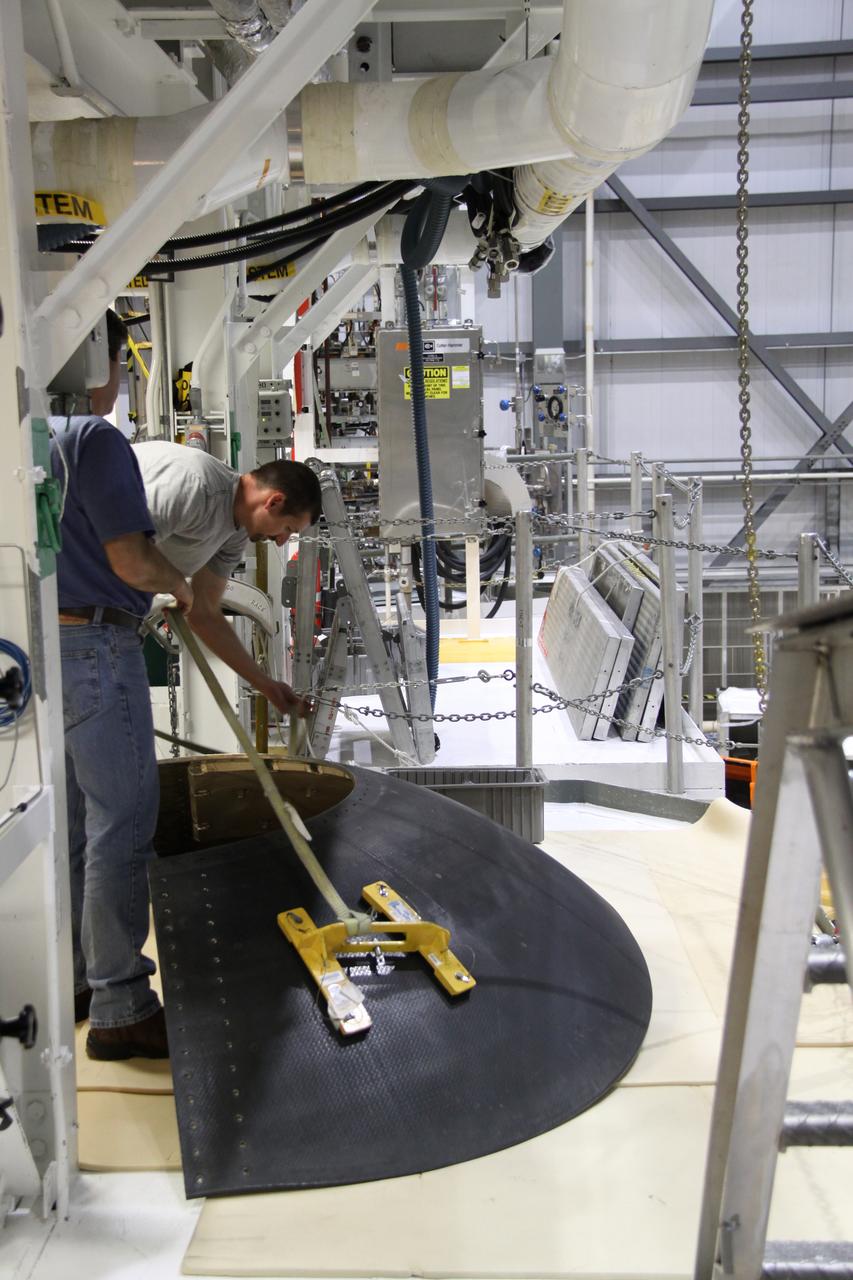 Discovery T&R, Right Hand Inner Heat Shield Removal from Engine #1