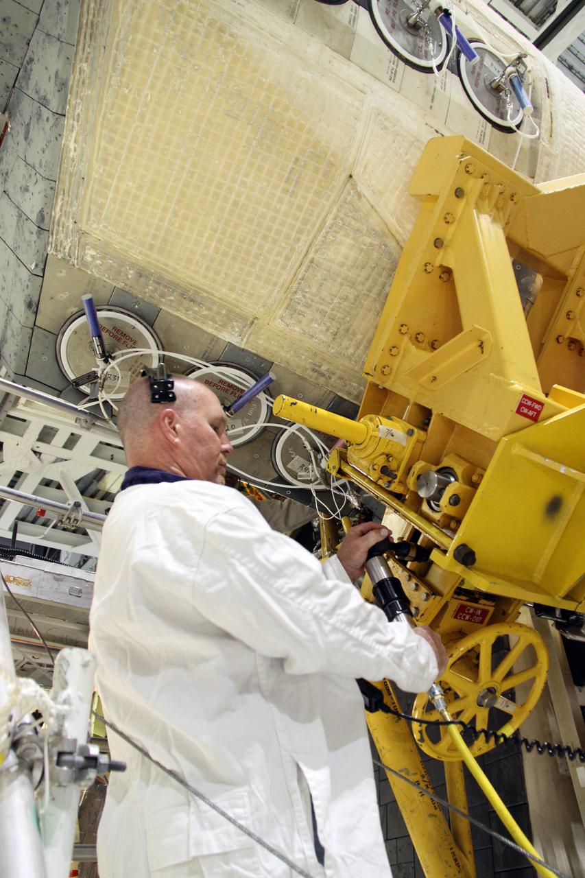 Discovery T & R, Oms Pod Rotate for Removal