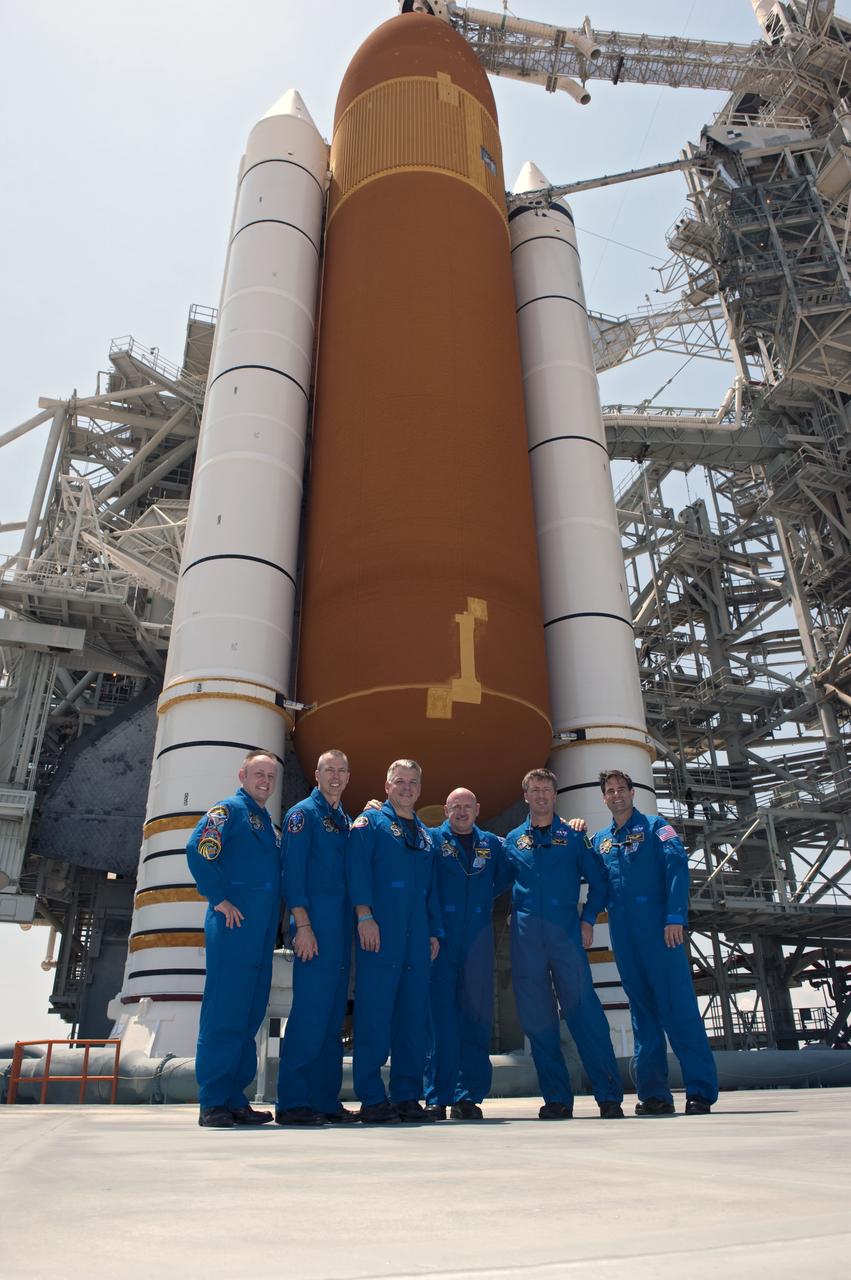 STS-134 LAUNCH L-1 CREW WITH FRIENDS AND FAMILY TOUR ENDEAVOUR AND PAD 39A