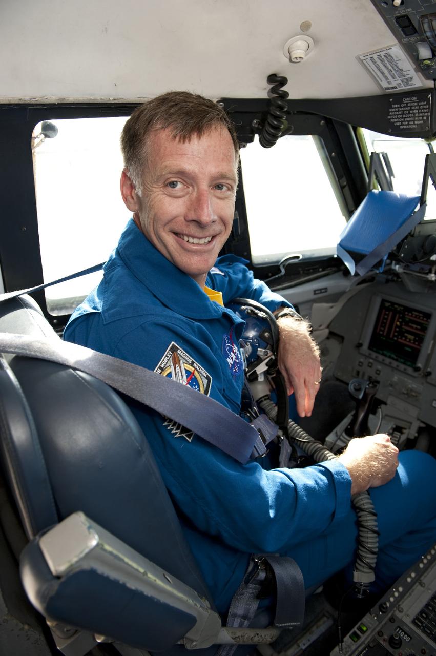 STS-135 Crew Arrives on T-38's & Unsuited STA's