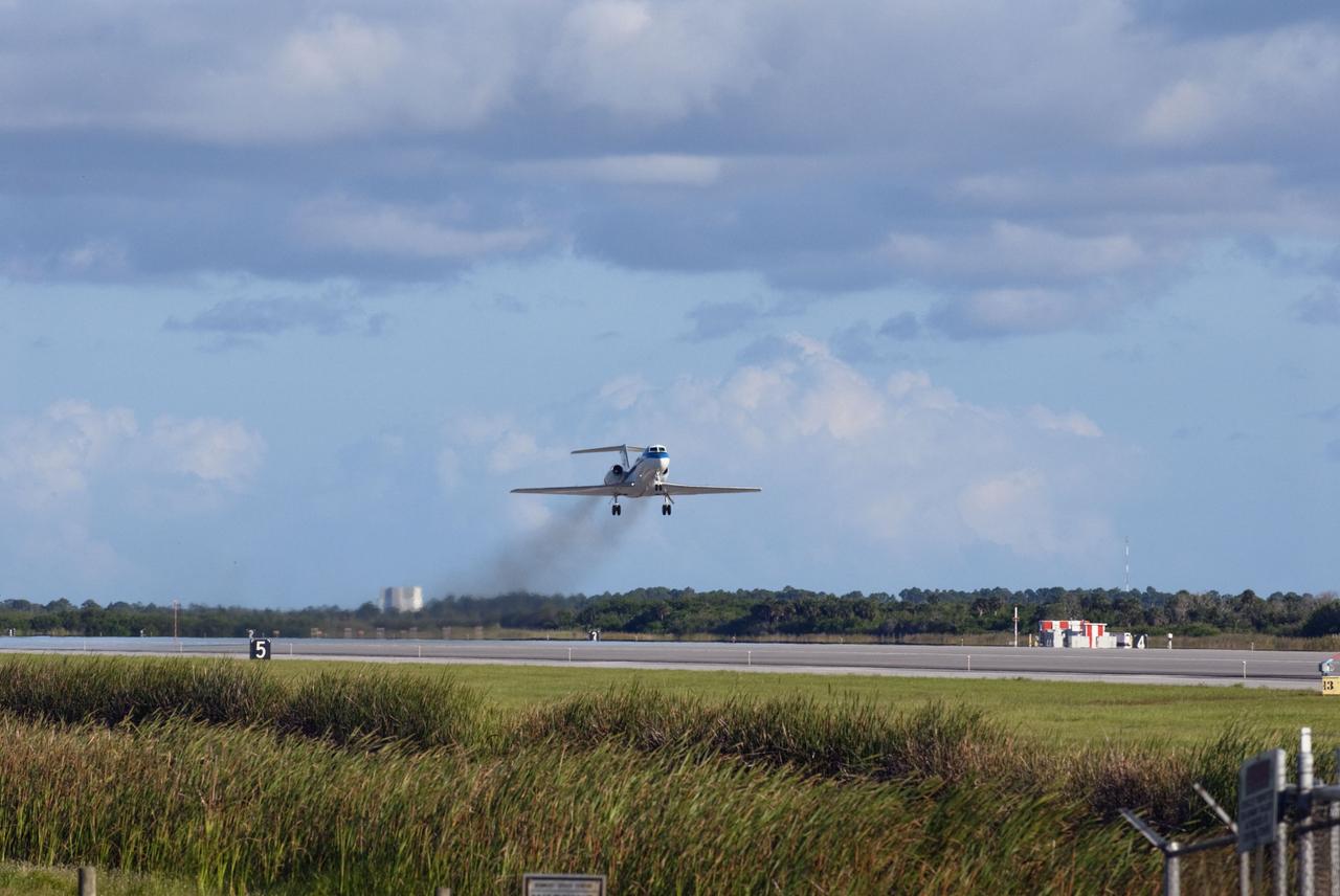 STS-135 Crew Arrives in T-38's & Unsuited STA's