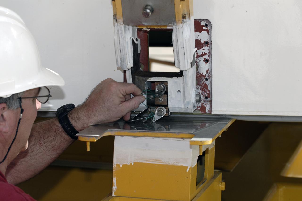 T&R Endeavour, OMS Pod Mate Test for Smithsonian Operations