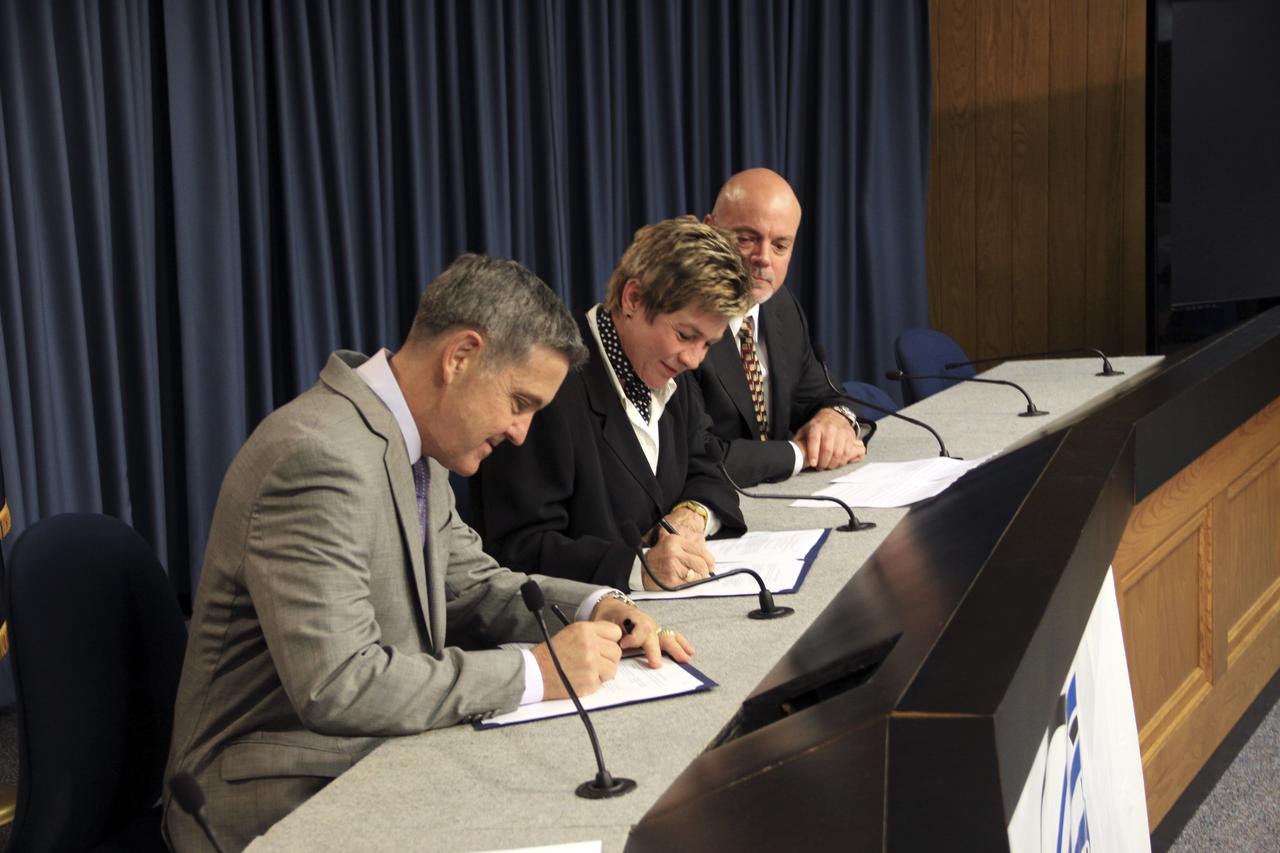 NASA and the Economic Development Commission Signing Agreement