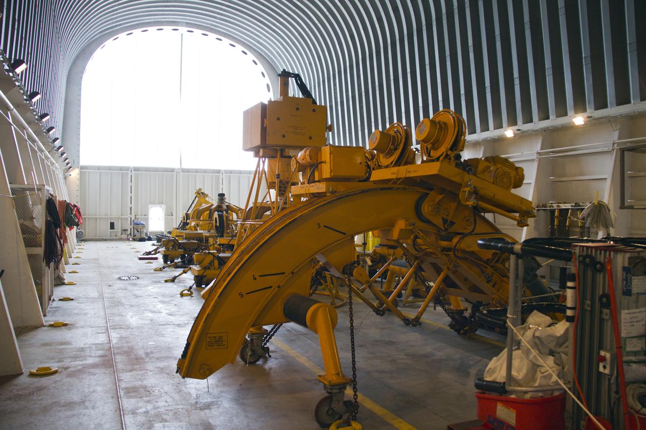 T&R POST SHUTTLE ERA EQUIPMENT (CRANES, ETC.) LOADED TO PEGASUS BARGE AWAITING FOR DEPARTURE TO STENNIS