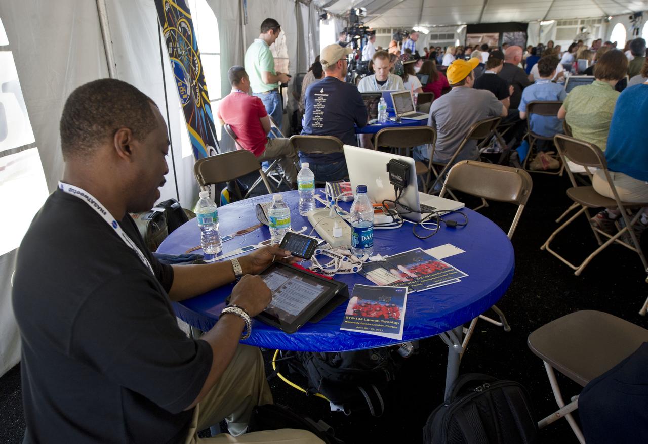 Actor and Producer Levar Burton tweets with two devices during the STS-134 Tweetup, Thursday, April 28, 2011, at Kennedy Space Center in Cape Canaveral, Fla. About 150 NASA Twitter followers attended the event.  Photo Credit: (NASA/Paul E. Alers)