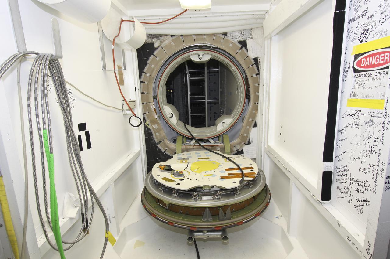 T&R Discovery Orbiter Access Hatch Final Closure