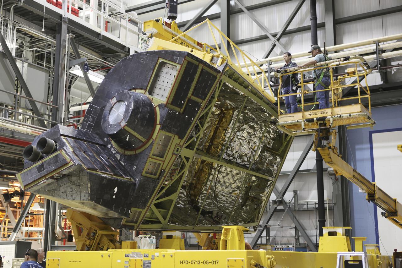 T&R Endeavour, LH Oms Pod Lift and Move for Installation