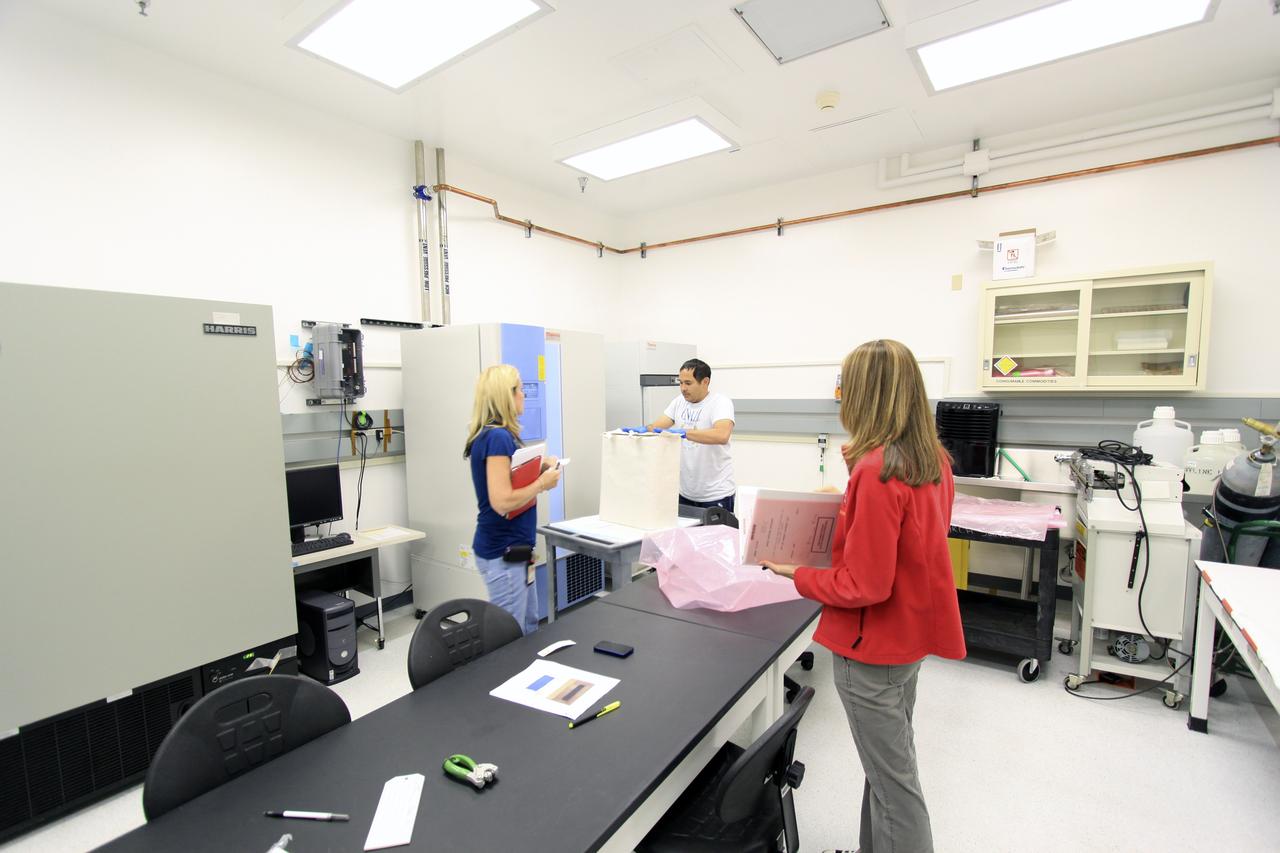 COTS-2 Cold Storage Nanorack Experiment Packaging for Dragon Capsule take from SSPF to Pad 40
