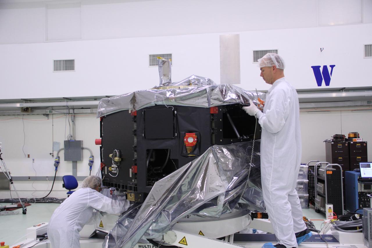 RBSP, B Canister removal, unbagging, into workstand, final solar panels into work stands