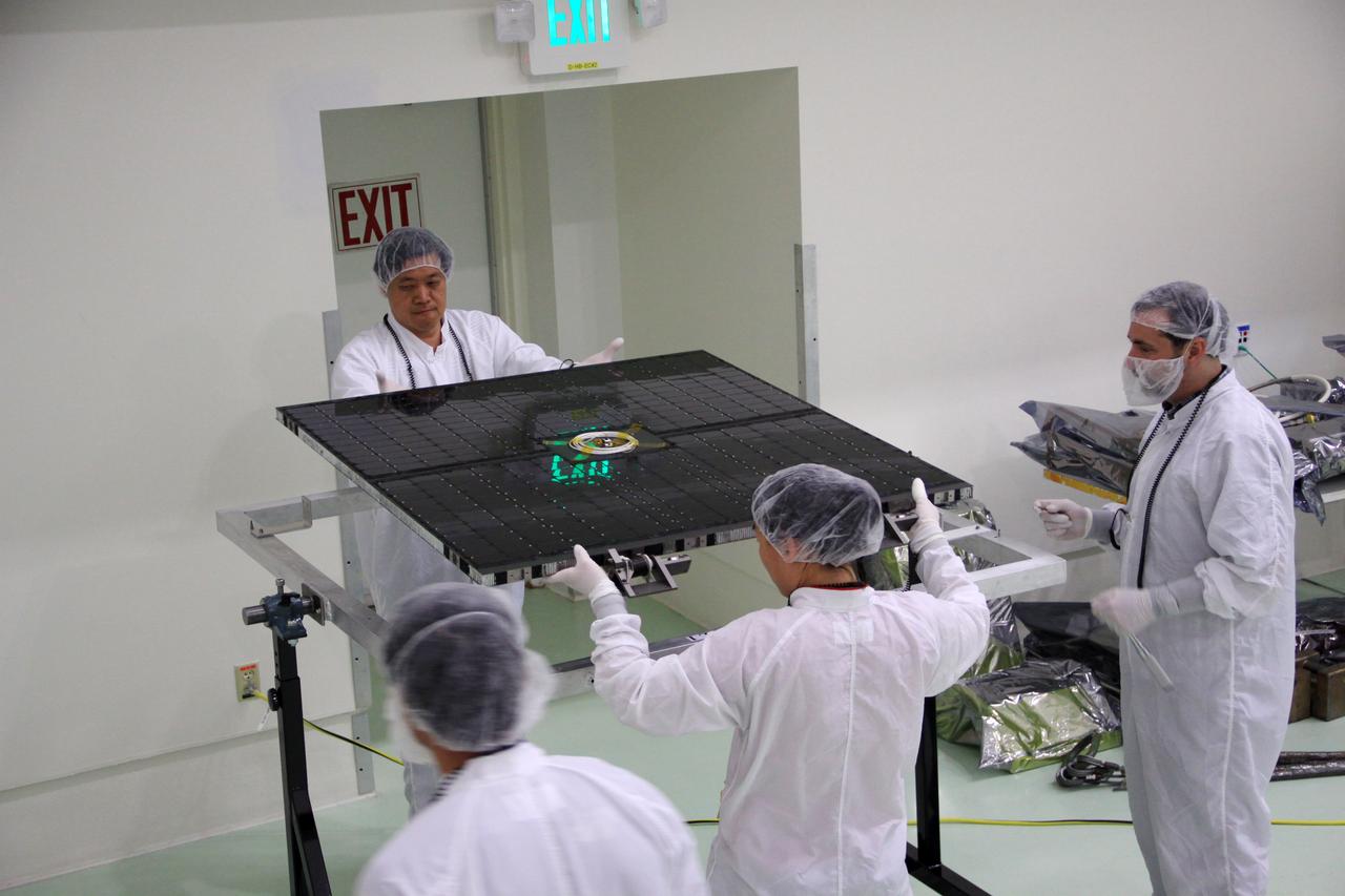 RBSP, B Canister removal, unbagging, into workstand, final solar panels into work stands