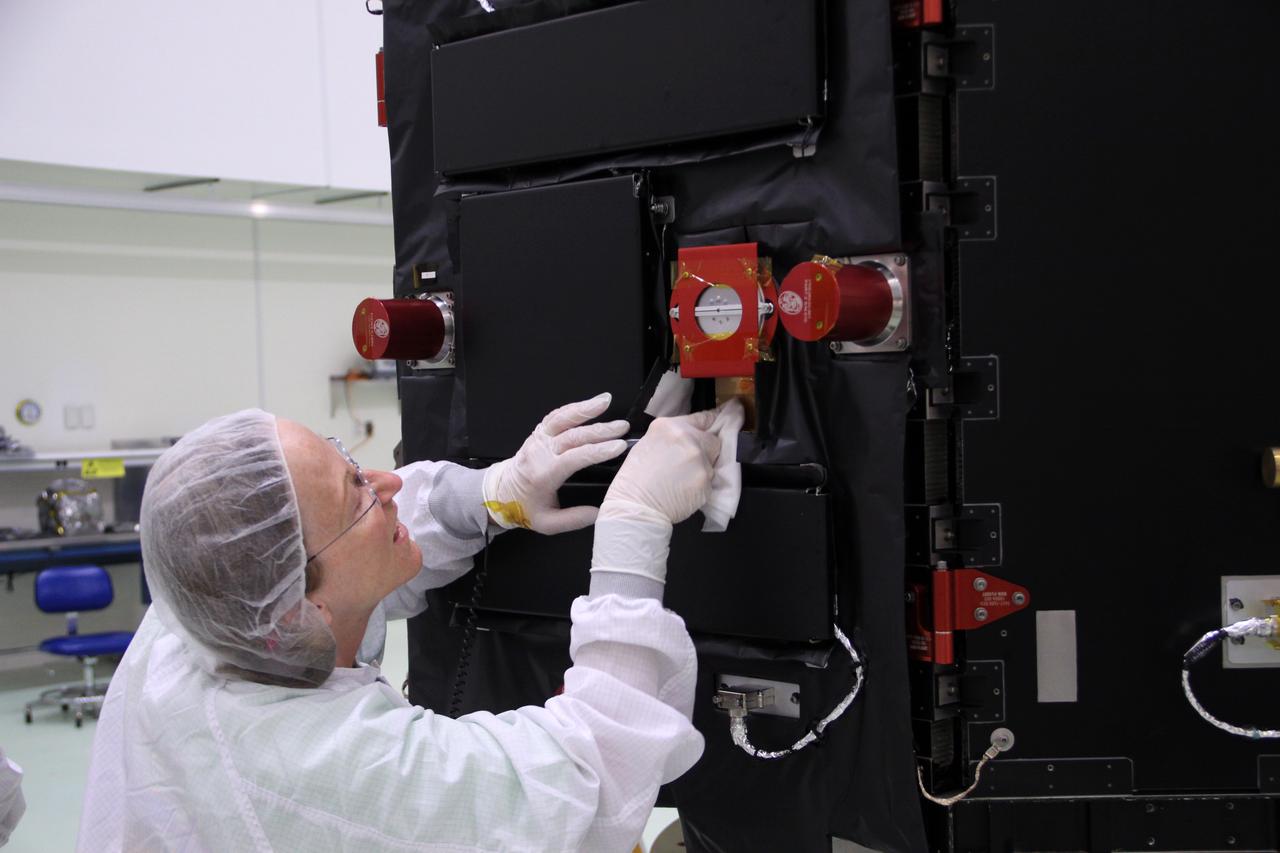 RBSP, B Canister removal, unbagging, into workstand, final solar panels into work stands