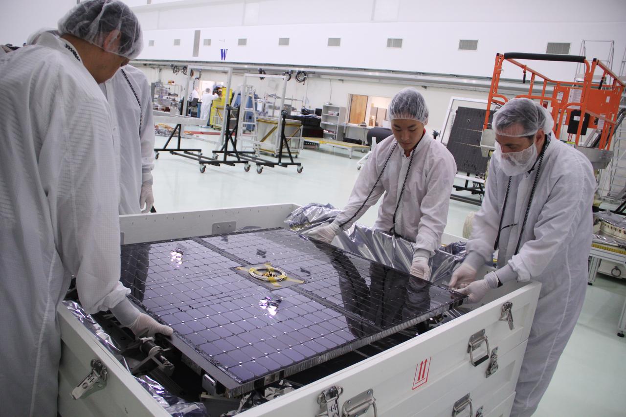 RBSP, B Canister removal, unbagging, into workstand, final solar panels into work stands