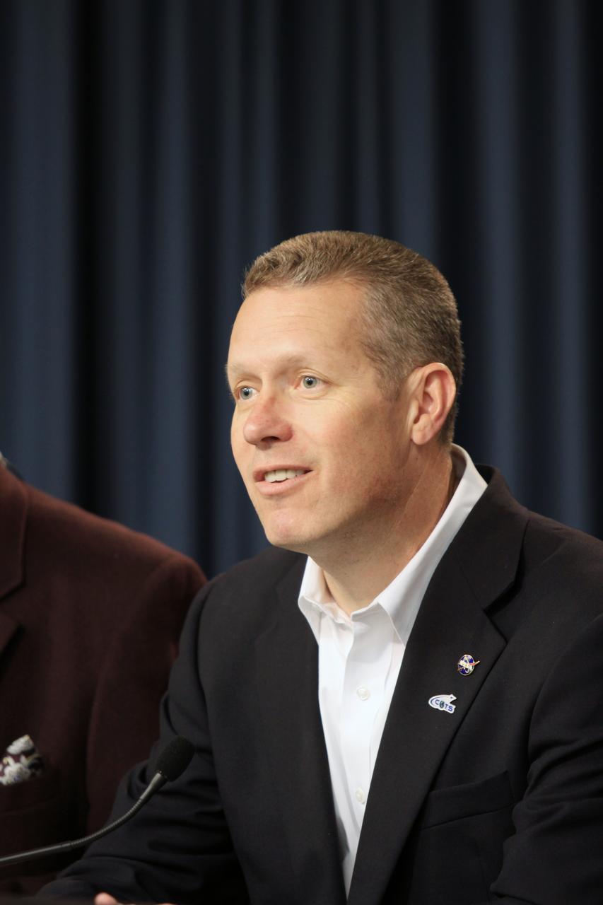 SpaceX Falcon 9/COTS 2 L-1 Pre-launch Press Conference