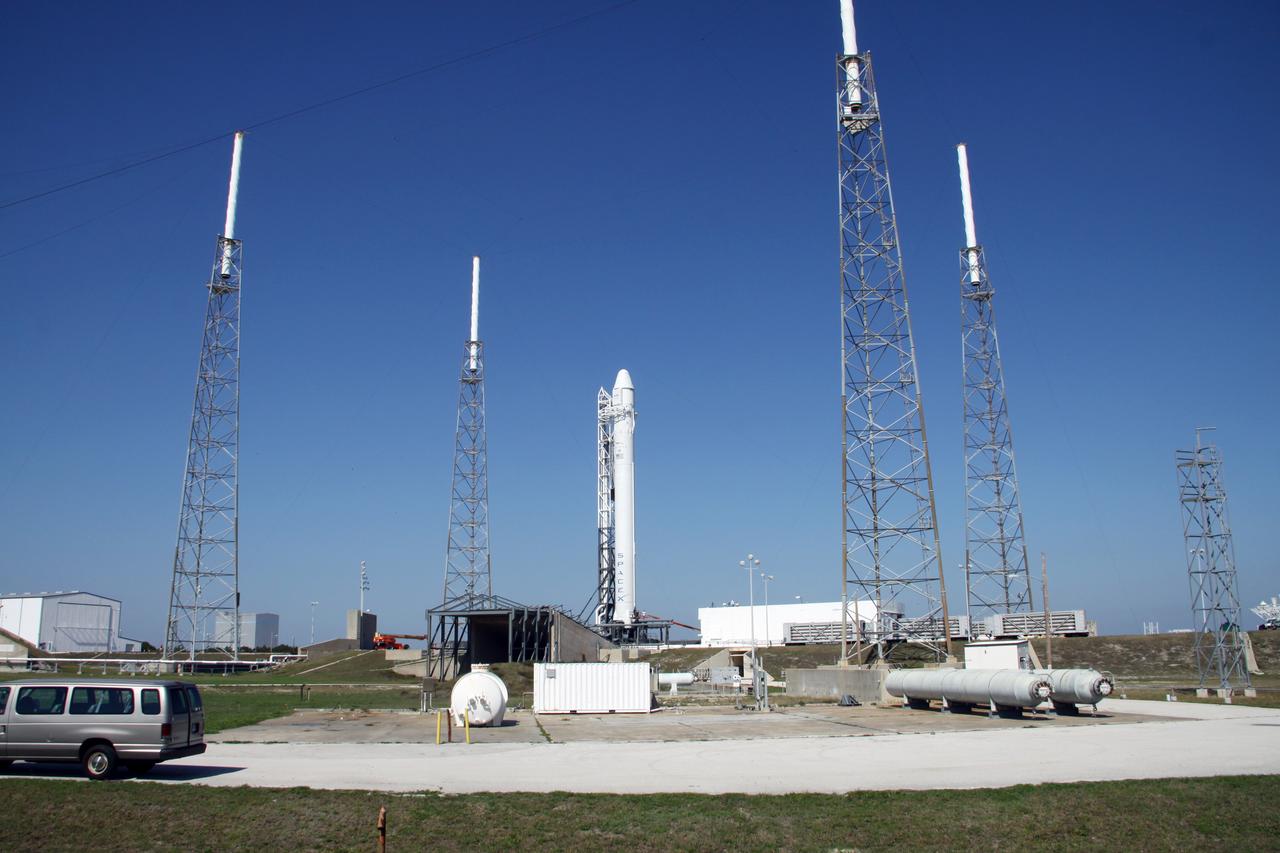 SpaceX Falcon 9/COTS 2 on Pad 40 during Remote Camera Set-up