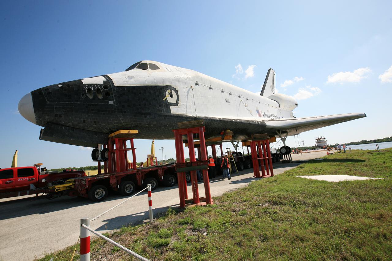 T&R - Work on Shuttle Replica to Prepare for transport to JSC