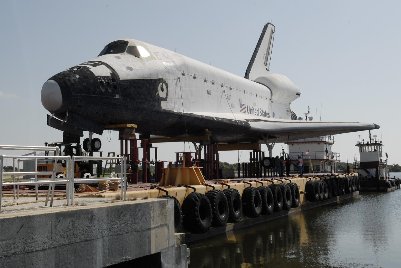 Shuttle Replica Preparations for Barge Departure