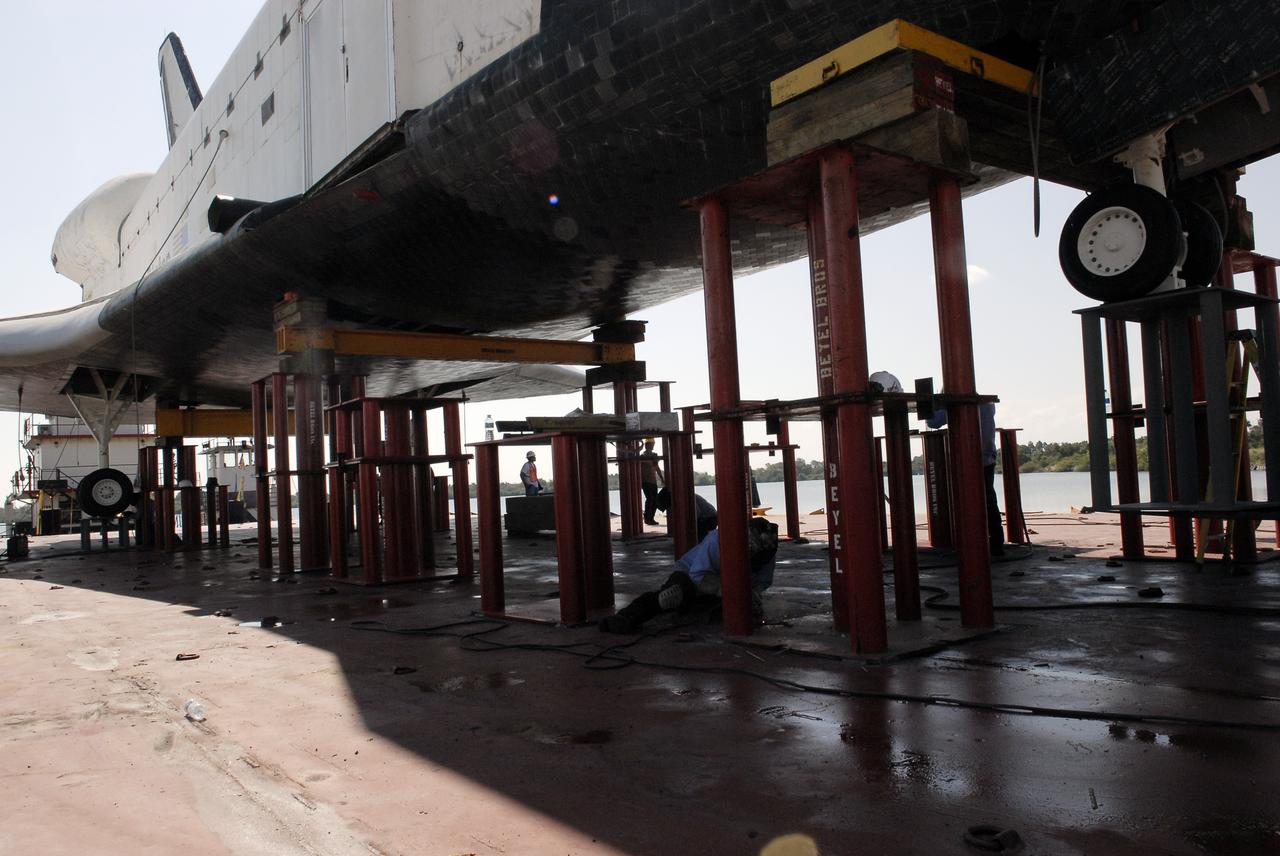 Shuttle Replica Preparations for Barge Departure