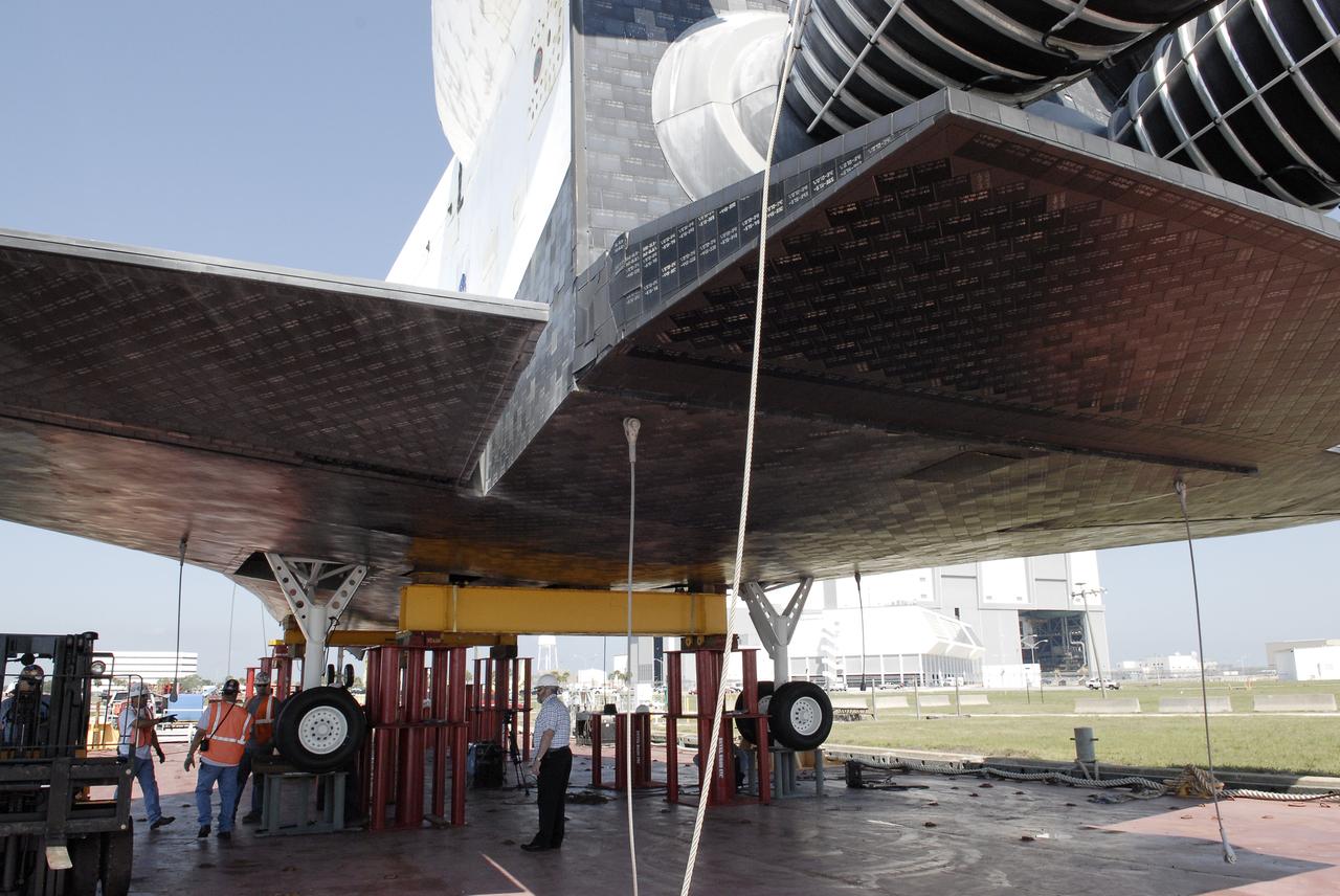 Shuttle Replica Preparations for Barge Departure