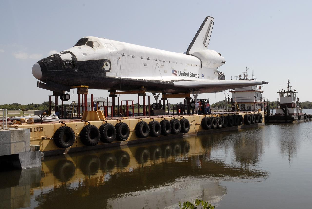 Shuttle Replica Preparations for Barge Departure