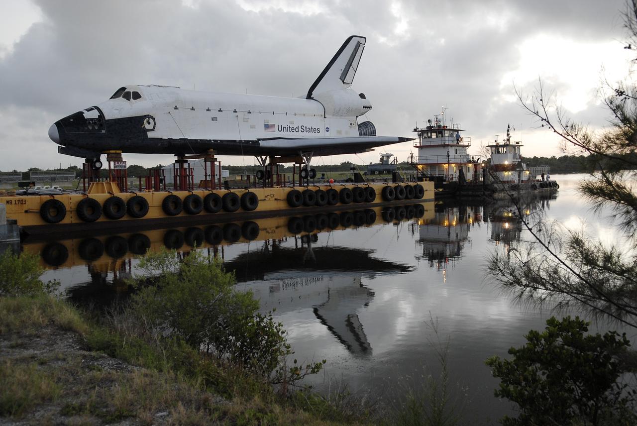 Shuttle Replica Preparations for Barge Departure