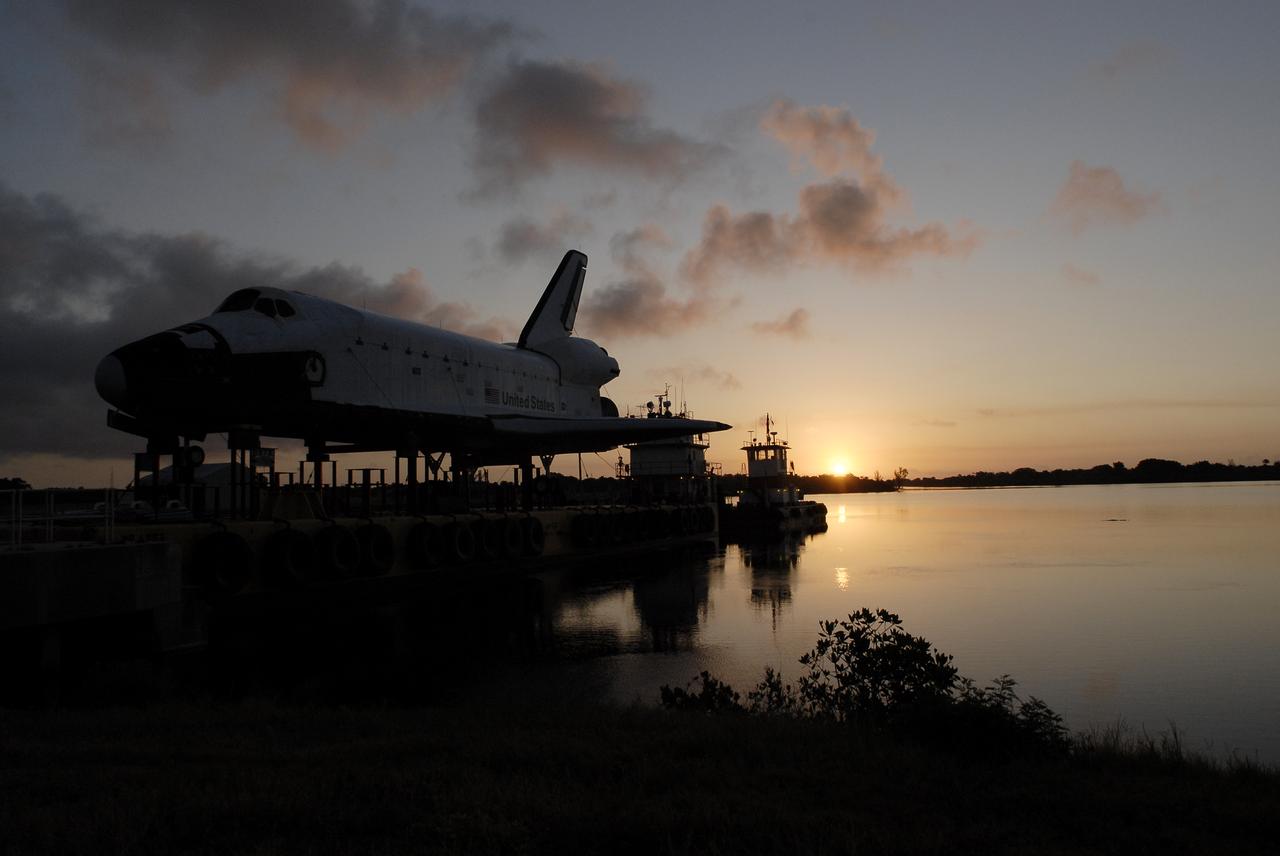Shuttle Replica Preparations for Barge Departure