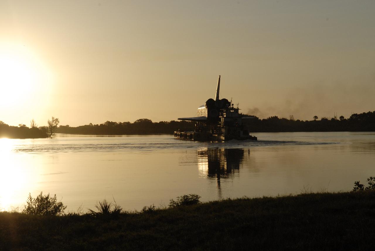 Shuttle Replica Preparations for Barge Departure