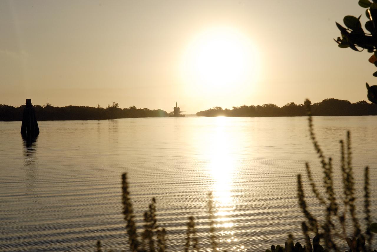 Shuttle Replica Preparations for Barge Departure