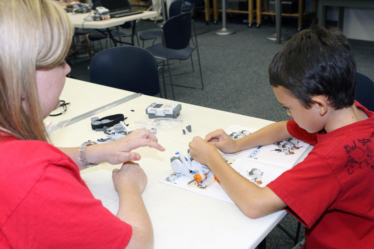 KSC Families build Lego Robots in Exploration Station
