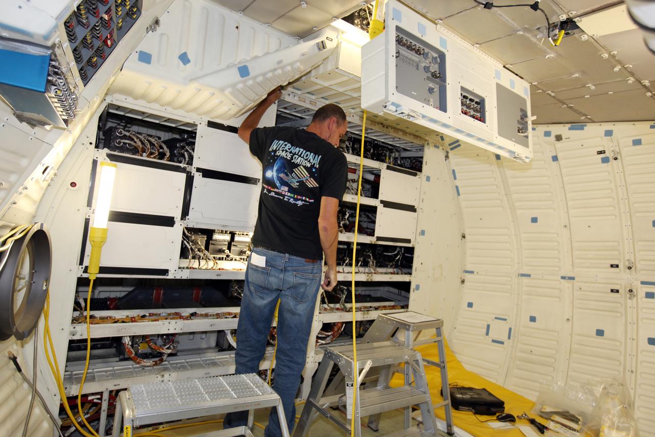 T&R/Atlantis, Locker Installation in Mid-Deck