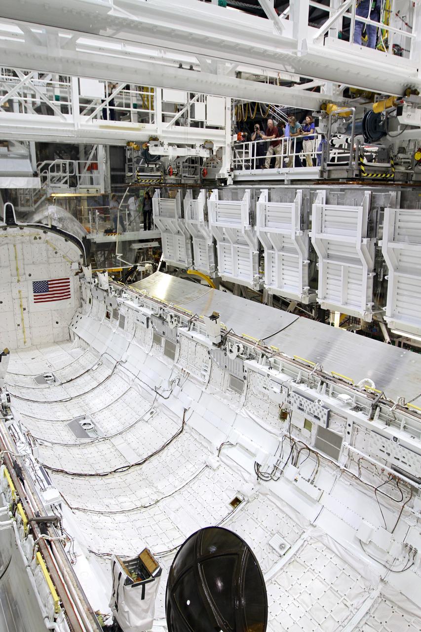 T&R ENDEAVOUR - FINAL PAYLOAD BAY (PLB) DOOR CLOSURE