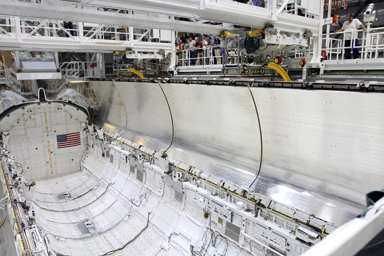 T&R ENDEAVOUR - FINAL PAYLOAD BAY (PLB) DOOR CLOSURE