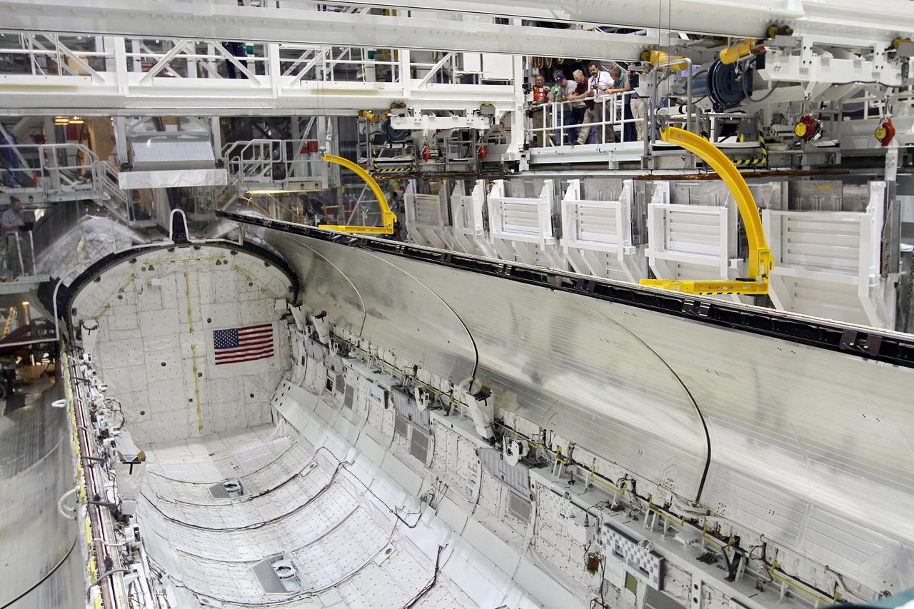 T&R ENDEAVOUR - FINAL PAYLOAD BAY (PLB) DOOR CLOSURE