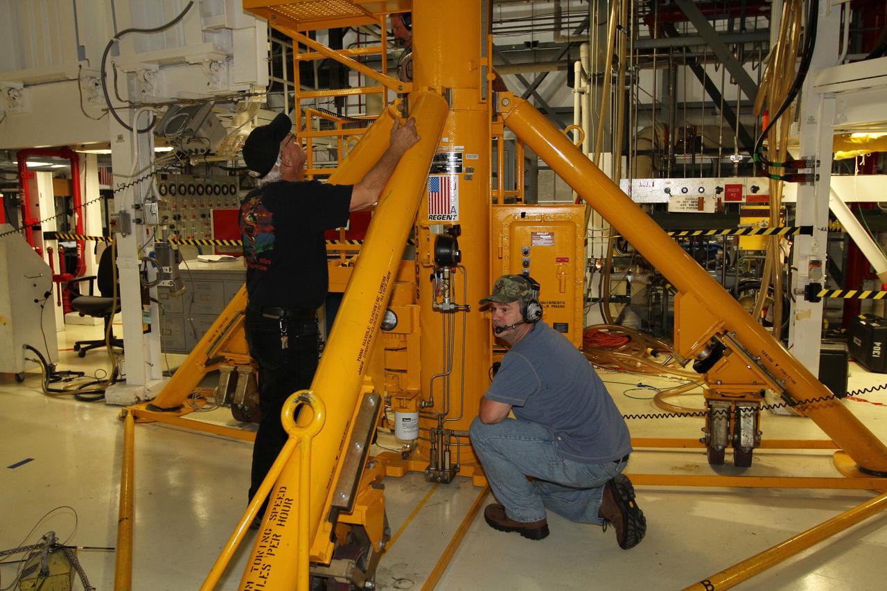 T&R/Atlantis - Weight and CG in Preparation for Roll to VAB