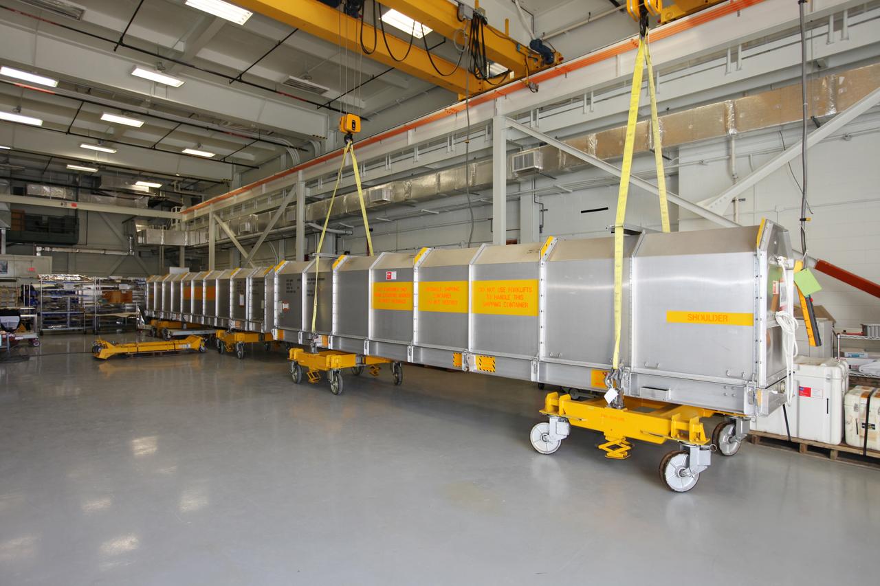 T&R/Endeavour - Canadian Arm Leaving KSC by Truck