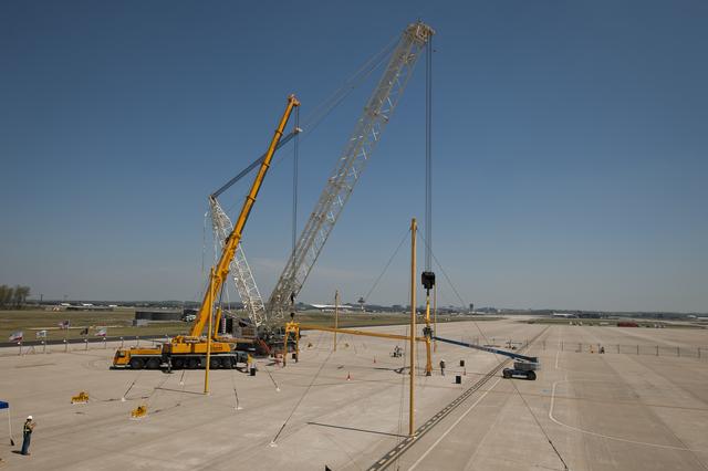 NASA image: Crews Prepare Cranes For Discovery's Arrival
