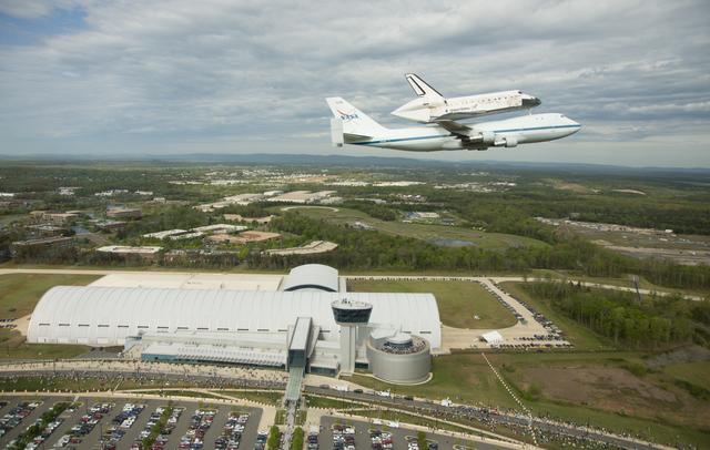 NASA image: Space Shuttle Discovery DC Fly-Over