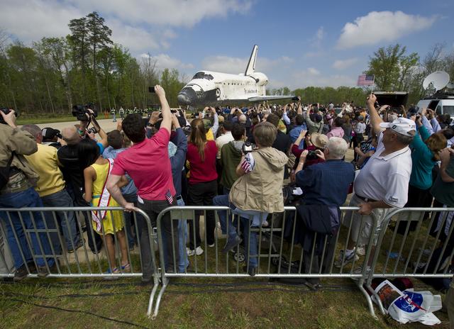 NASA image: Shuttle Discovery Arrives at Udvar-Hazy