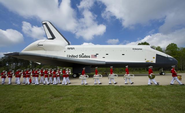 NASA image: Shuttle Discovery Arrives at Udvar-Hazy